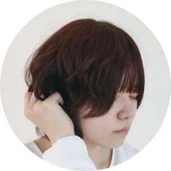 手のひらで揉みこむようにカールを出し、作ったカールを崩さないように自然乾燥